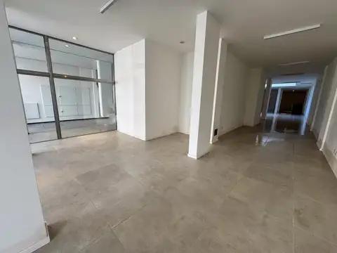 Espectacular local comercial a una cuadra de Bv. Oroño