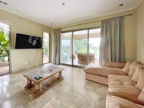 Casa en Alquiler con 2 cocheras