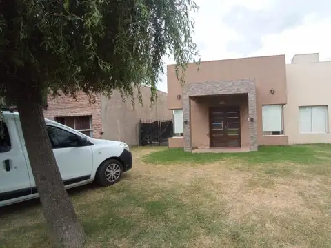 Casa en venta - 3 Dormitorios 2 Baños - 516mts2 - Saladillo