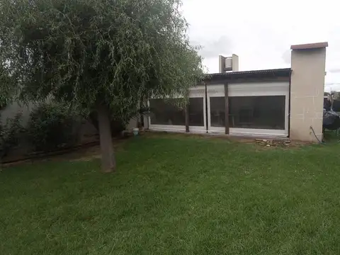 Casa 8 ambientes con 2 baños