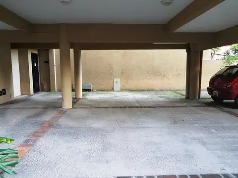 Excelente cochera cubierta con portón automático. A 4 cuadras de Av Centenario.
