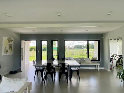 Casa 4 ambientes con 2 baños