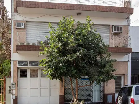 Casa 4 ambientes con deposito o local. Patio