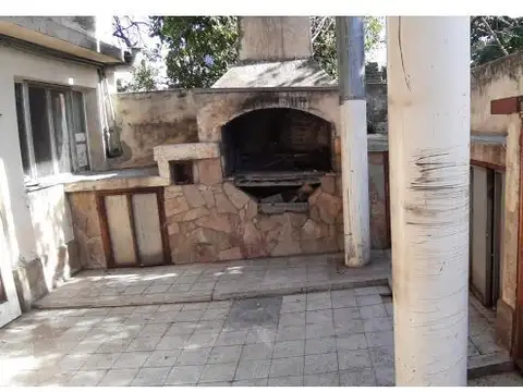 Casa 9 ambientes con 2 baños