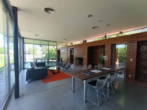 Casa en Alquiler con 2 cocheras
