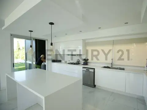 Casa en Venta con 2 cocheras