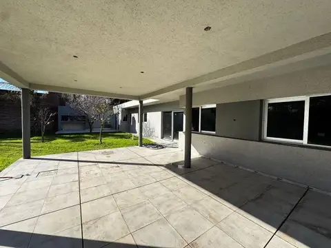 Casa en Venta con 2 cocheras