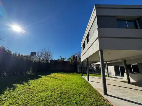 Casa 7 ambientes con 3 baños