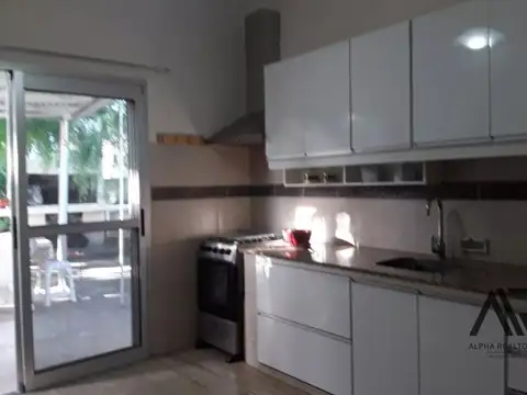 Casa en venta de 2 dormitorios c/ cochera en Las Toscas