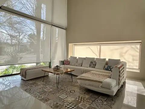 Casa en Venta en Abril Club De Campo, USD 1.200.000