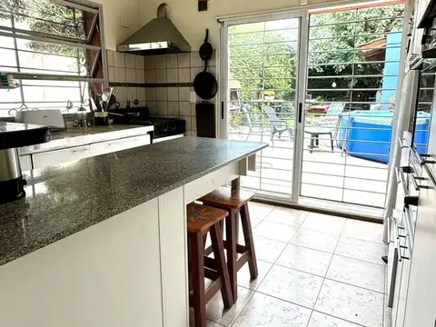 Casa 5 ambientes con 2 baños