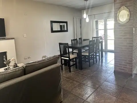 Casa 6 ambientes con 2 baños