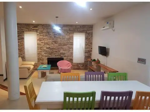 IMPORTANTE CASA CON PARQUE Y PILETA