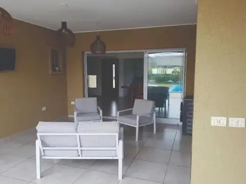 Casa en Venta con 3 cocheras