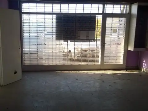 Excelente Local comercial sobre Yrigoyen