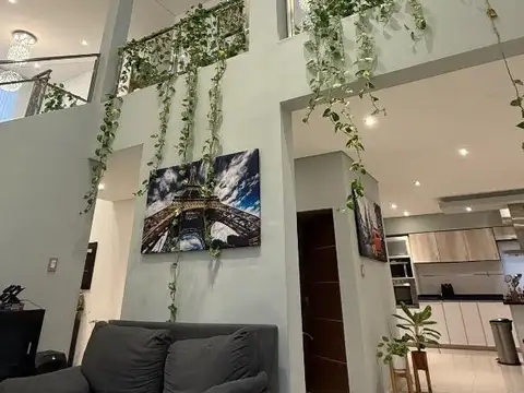Casa en Venta con 4 cocheras