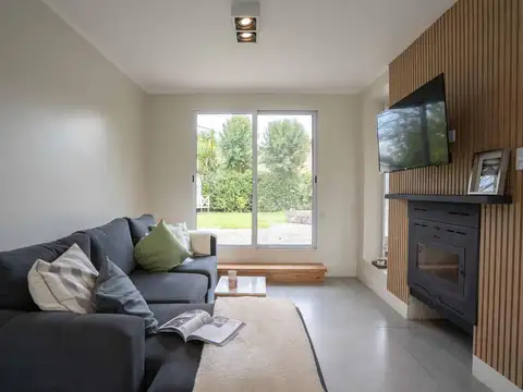 Los Troncos C.C. , La Lonja Pilar