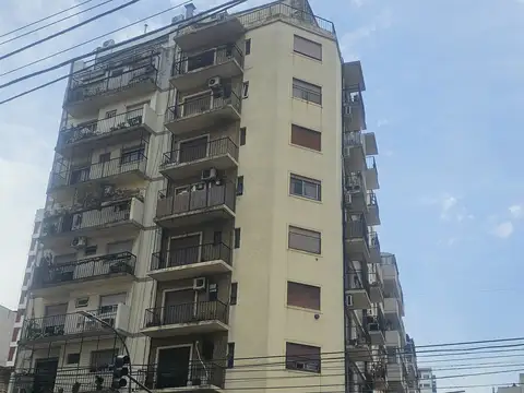 Depto 3 amb con 2 balcones al frente Parque Centenario