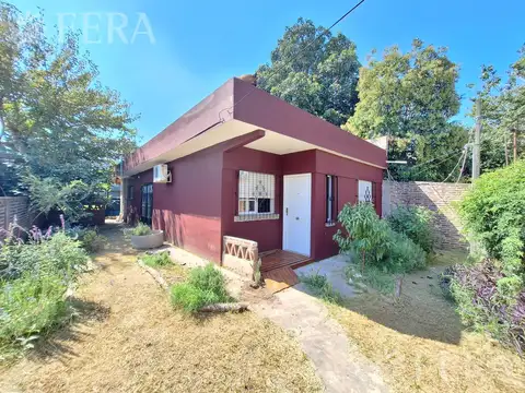Venta casa de 3 ambientes con patio y cochera en Ezpeleta
