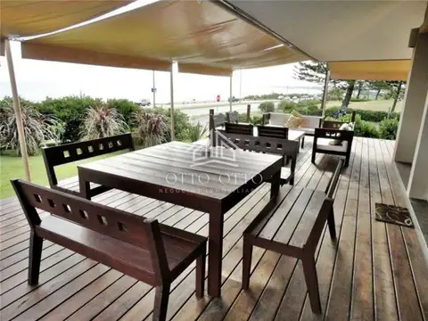 Casa en venta y alquiler temporario Playa Mansa primera fila 4 dormitorios