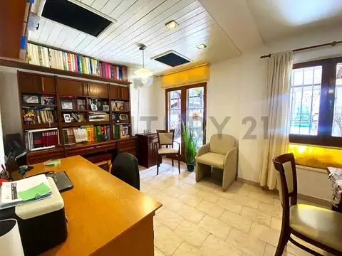 Casa 8 ambientes con 3 baños