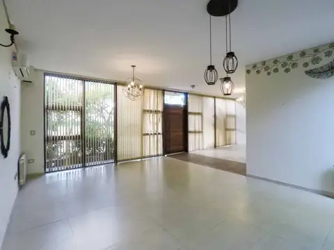 Casa 7 ambientes con 2 baños