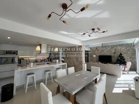 Casa 5 ambientes con 3 baños