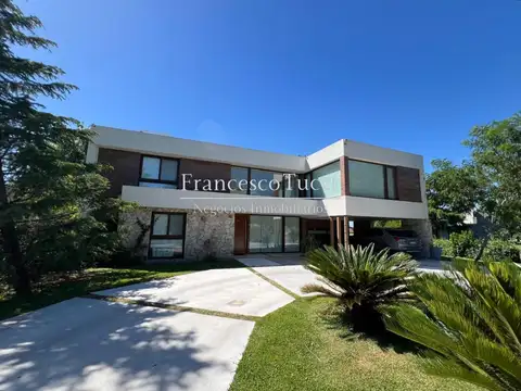 Casa en venta 5 ambientes con vista al golf en El Nacional Club De Campo