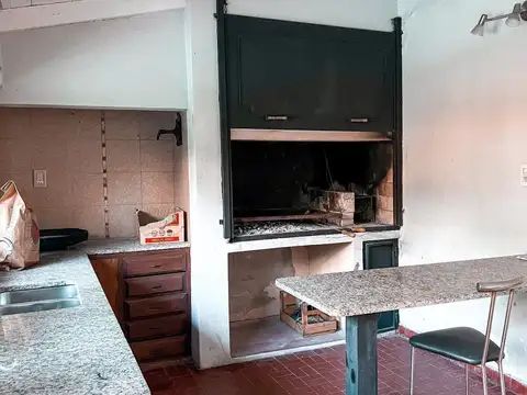 CASA EN VENTA 4 DORMITORIOS BV RONDEAU 1700 PISCINA QUINCHO LOTE PARA DESARROLLO