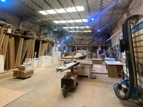 Venta Galpón en calle 6 esquina 97 (880 m2 y 400m2 construidos)