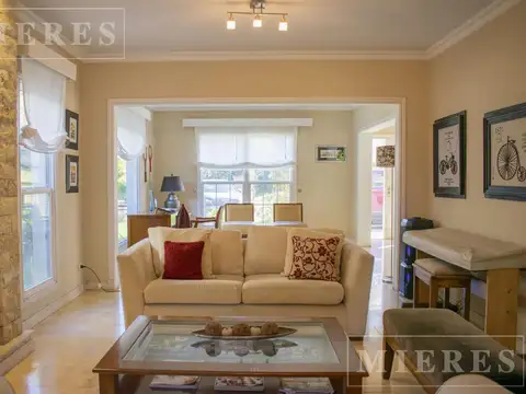 Casa 9 ambientes con 5 baños