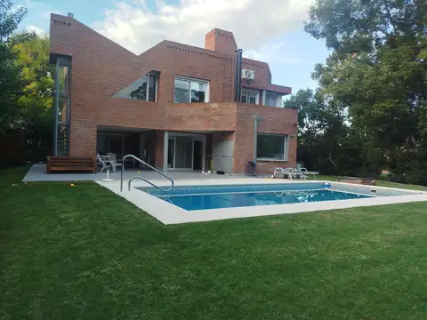 Casa en Alquiler con 4 cocheras