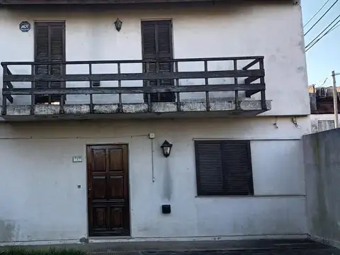 Casa 5 ambientes con 1 baño