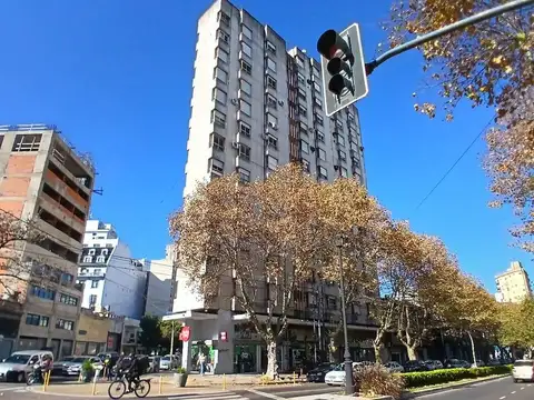 Dpto 1 dormitorio al frente- 9 y Diag 74-VENTA