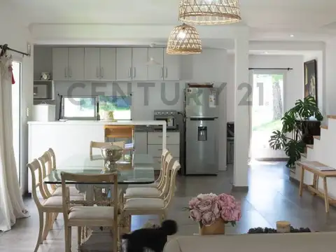 Casa 4 ambientes con 2 baños