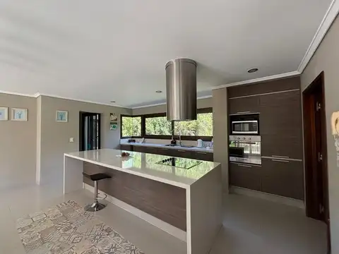 Casa 10 ambientes con 4 baños