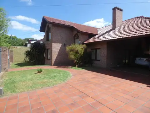 Casa 8 ambientes con 2 baños