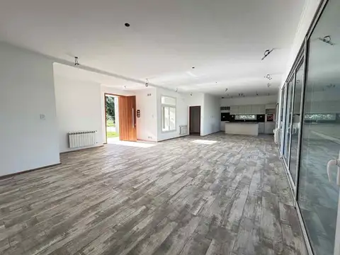 Casa en Venta con 3 cocheras