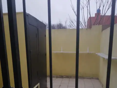 DEPARTAMENTO PLANTA BAJA UN DORMITORIO CON PATIO Y COCHERA