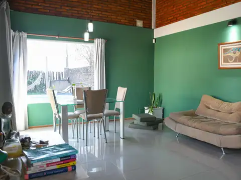 casa en venta apta crédito 1 dormitorio con pileta  acepta permuta