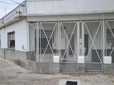 VENTA CASA 4 AMB CON JARDÍN Y COCHERA EN J. MÁRMOL