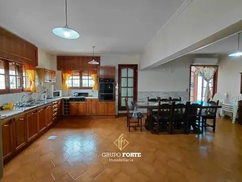 Casa en Alquiler Temporal con 3 cocheras