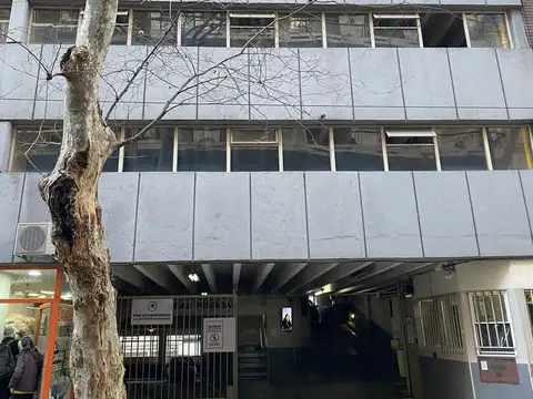 Larrea al 1400, entre Peña y French