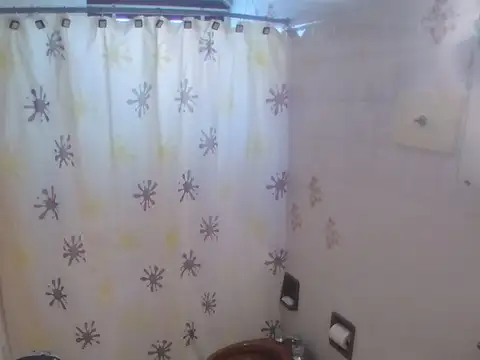 Departamento 2 ambientes con guardacoche, Zona Centro, Villa Gesell a 150mts del mar.-