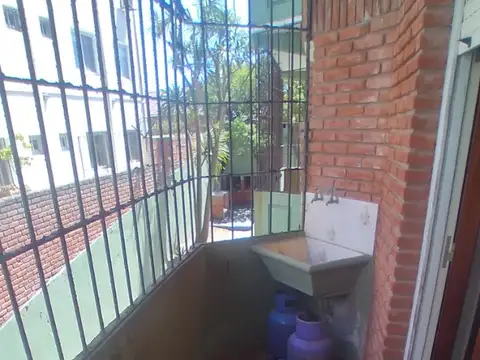 Departamento 2 ambientes con guardacoche, Zona Centro, Villa Gesell a 150mts del mar.-