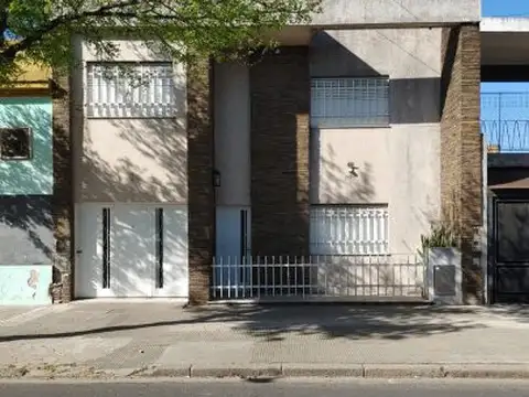 Casa de 3 dormitorios desarrollada en dos plantas, Urquiza 3709