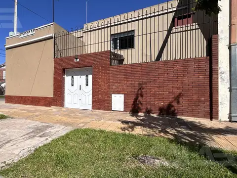 Casa en Venta   Local | 5 Ambientes | Multifamiliar | Patio | Gran Potencial | Castelar Sur