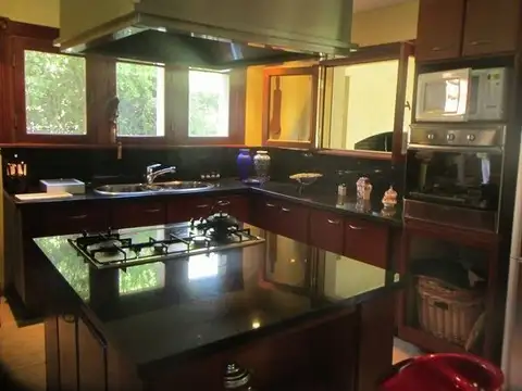 Destacada propiedad en Saint Thomas Norte cerca del acceso principal.