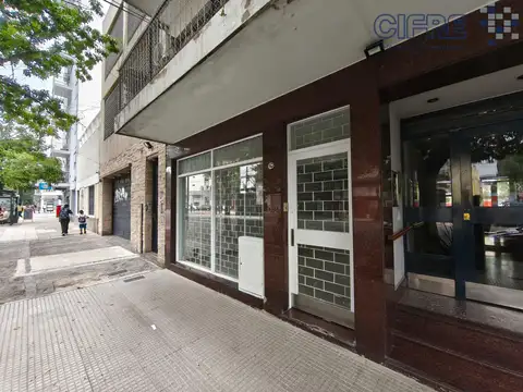 Local 160m2 sobre Av. Forest de 4.60x13.44   subsuelo.