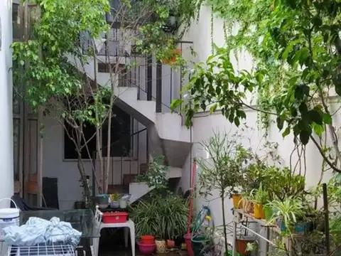 Vendo en San Cristobal. Amplia casa (sobre lote propio) en 2 plantas, con patio y terraza.